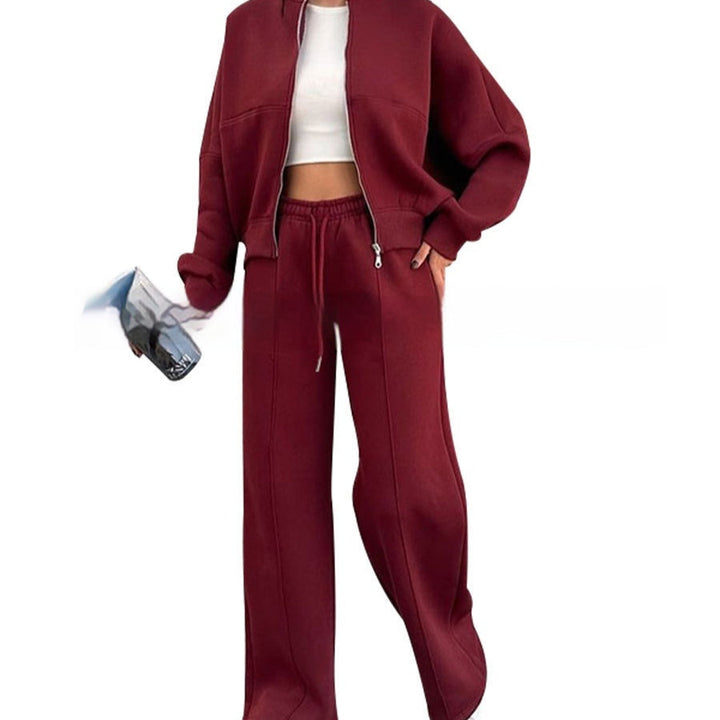 Komfortowy damski komplet Evie. Bluza i spodnie regular fit z prostymi nogawkami, idealne do relaksu i na miasto.