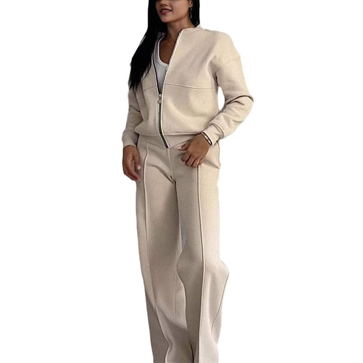Stylowy damski komplet Evie: bluza i spodnie regular fit z prostymi nogawkami. Modny fason na każdą sylwetkę.