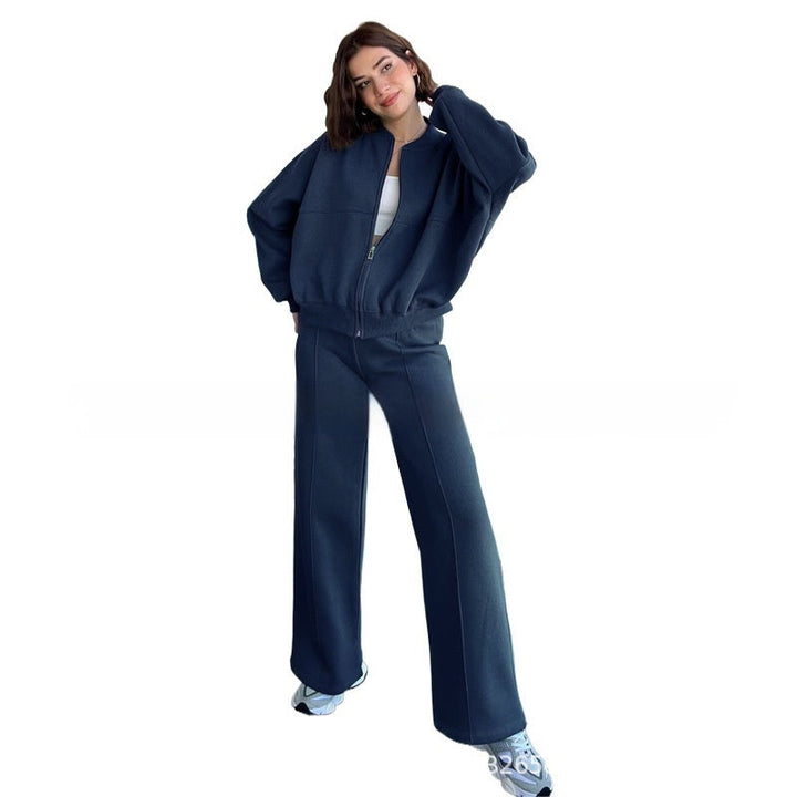 Modelka w damskim komplecie Evie: bluza regular fit i spodnie z prostymi nogawkami. Komfort i styl na co dzień.
