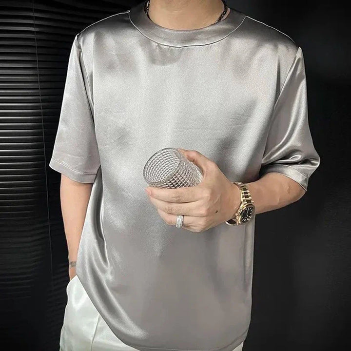 Komfortowy męski t-shirt z błyszczącej tkaniny. Luźny krój, okrągły dekolt, krótki rękaw. Styl casual, wyjątkowy design.