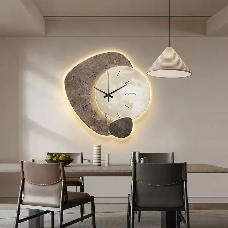 Elegancki, naturalny zegar z drewna na ścianę, dekoracja do domu w minimalistycznym stylu.