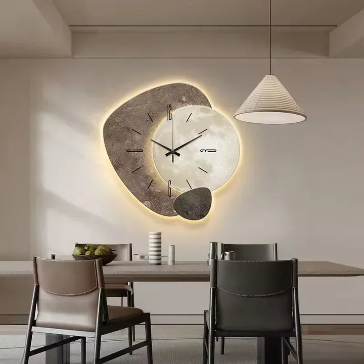Elegancki, naturalny zegar z drewna na ścianę, dekoracja do domu w minimalistycznym stylu.