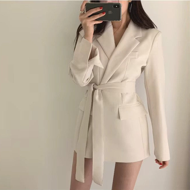 Różowy damski żakiet z paskiem, modna marynarka taliowana. Elegancki casualowy styl.