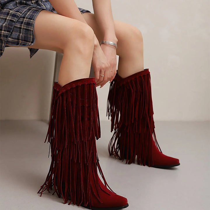Damskie buty kowbojskie z frędzlami. Modne welurowe buty na wiosnę, jesień i festiwalowy sezon.