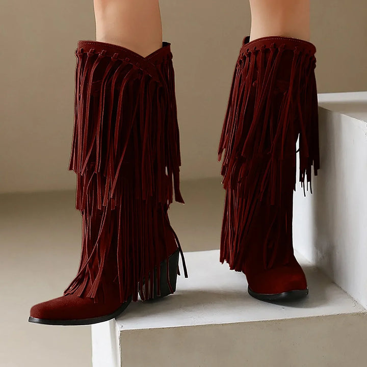 Taupe welurowe buty kowbojskie z frędzlami. Damskie, wysokie, idealne na jesień, wiosnę i styl boho.