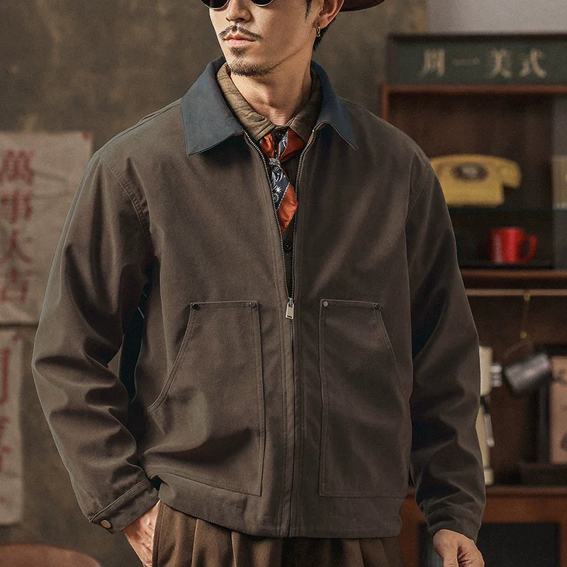Stylowa męska kurtka casual khaki z naszywanymi kieszeniami i brązowym kołnierzem. Idealna do stylizacji codziennych.
