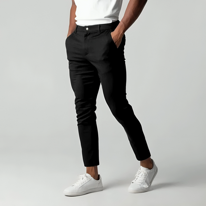 Męskie spodnie chino z prostą nogawką, idealne do eleganckich i casualowych stylizacji. Klasyczne i wygodne.