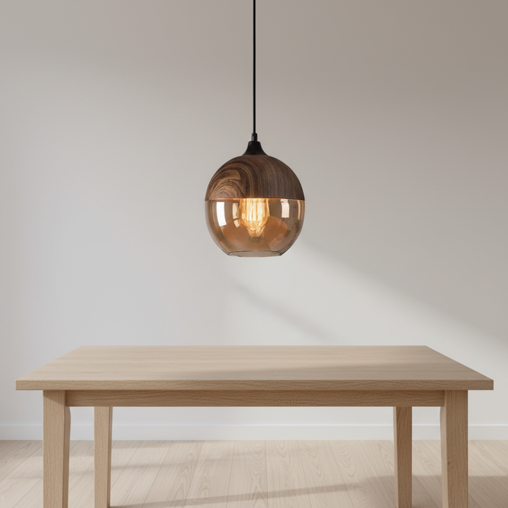 Skandynawska lampa wisząca ScandiSphere z drewna i szkła, idealna do nowoczesnego wnętrza domu.