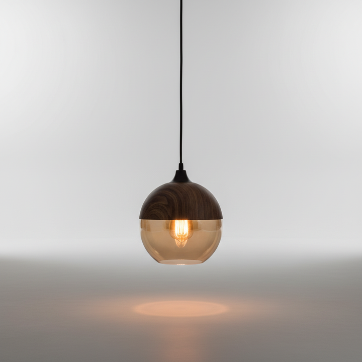 Designerska lampa wisząca ScandiSphere, połączenie naturalnego drewna i eleganckiego szkła do oświetlenia.