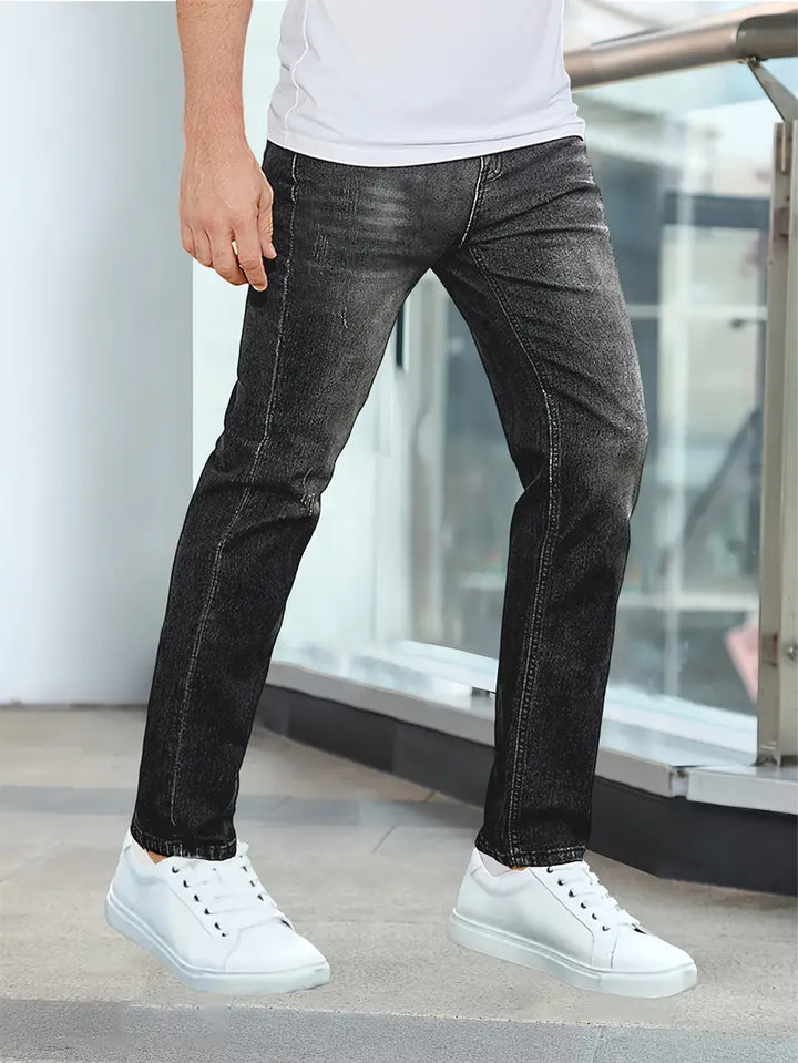 Męskie jeansy slim fit Irvin w zbliżeniu. Detale materiału, szwów i wykończenia dla stylowego wyglądu.