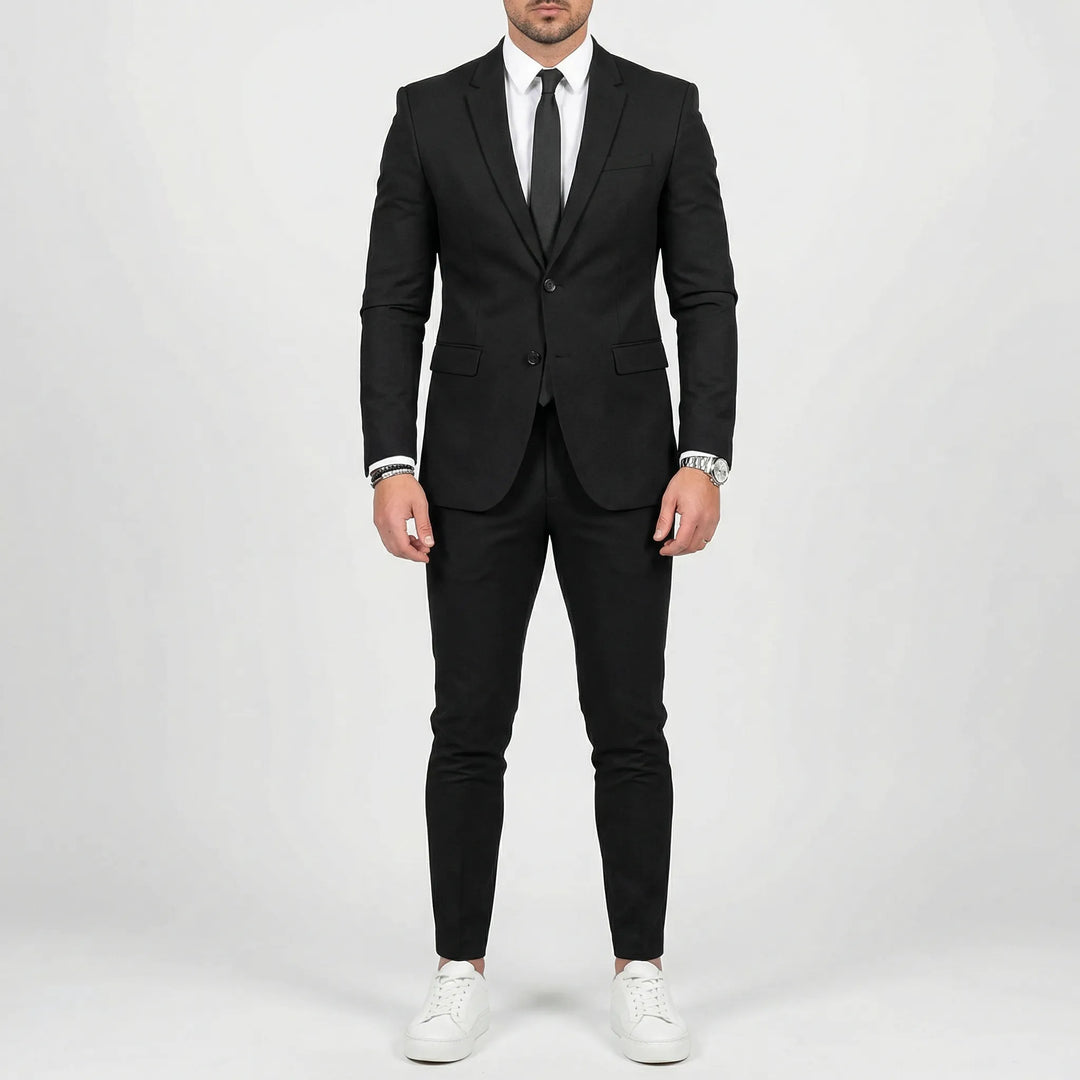 Dwuczęściowy garnitur męski slim fit Noel, zapewniający elegancki i kompletny wygląd na każdą okazję.