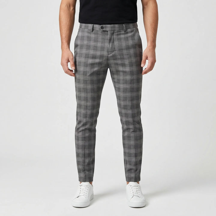 Modne męskie spodnie slim fit w kratę, zapewniające wygodę i elegancki look. Idealne do mody męskiej.