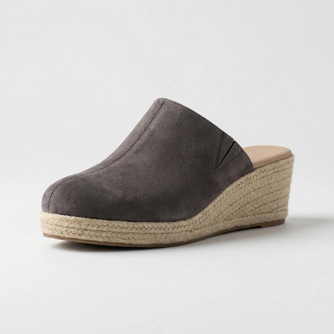 Eleganckie mule na koturnie dla kobiet. Wygodne wsuwane buty z okrągłym noskiem, idealne na każdą okazję.