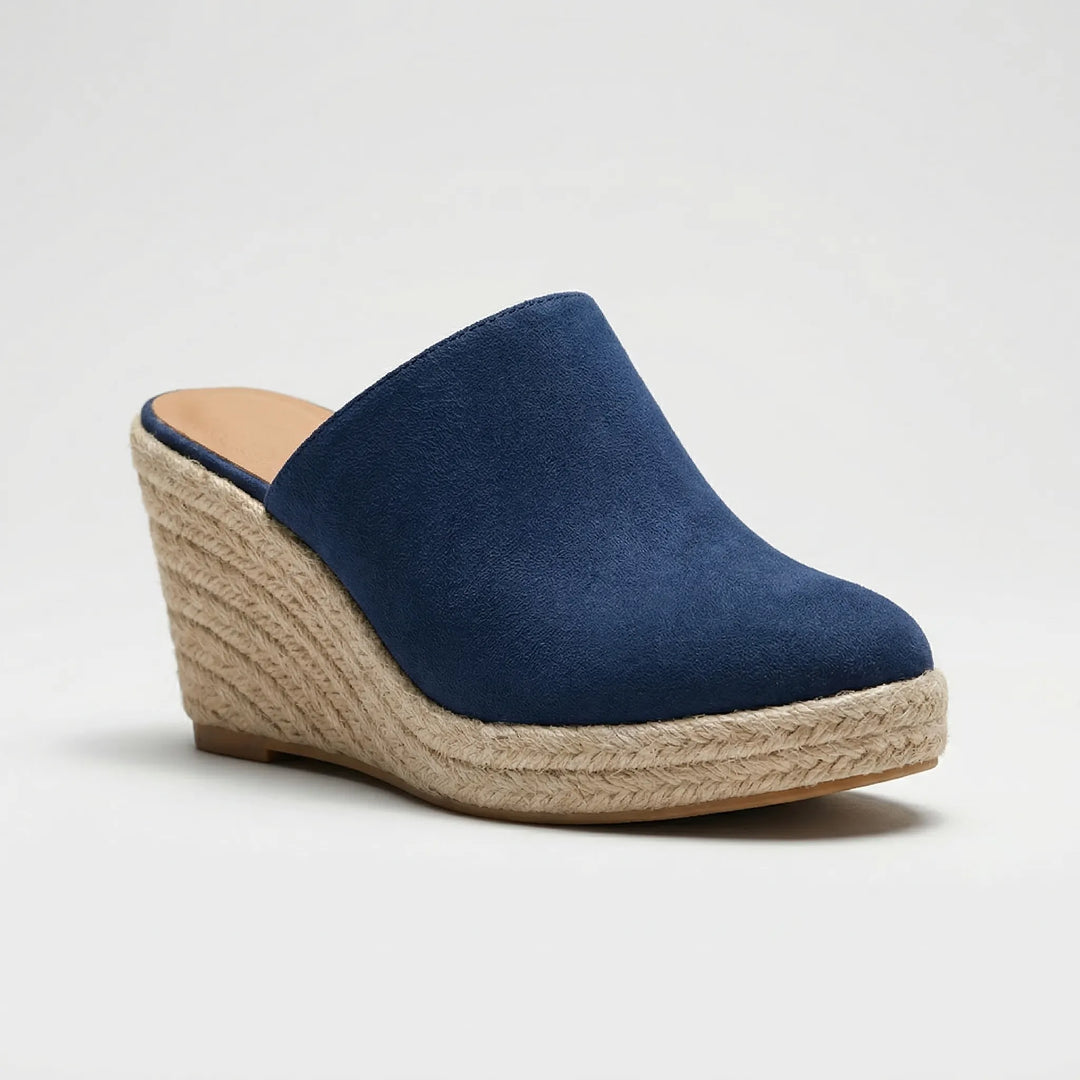 Komfortowe damskie mule na koturnie, idealne na lato. Wsuwane buty z okrągłym noskiem w stylu retro.