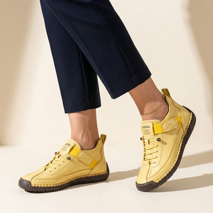Damskie wsuwane sneakersy w widoku bocznym. Zapewniają komfort i modny look na każdą okazję.