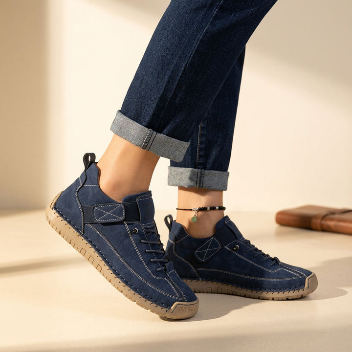 Tył damskich wsuwanych sneakersów. Wygodne casualowe obuwie dla kobiet, komfort na co dzień.