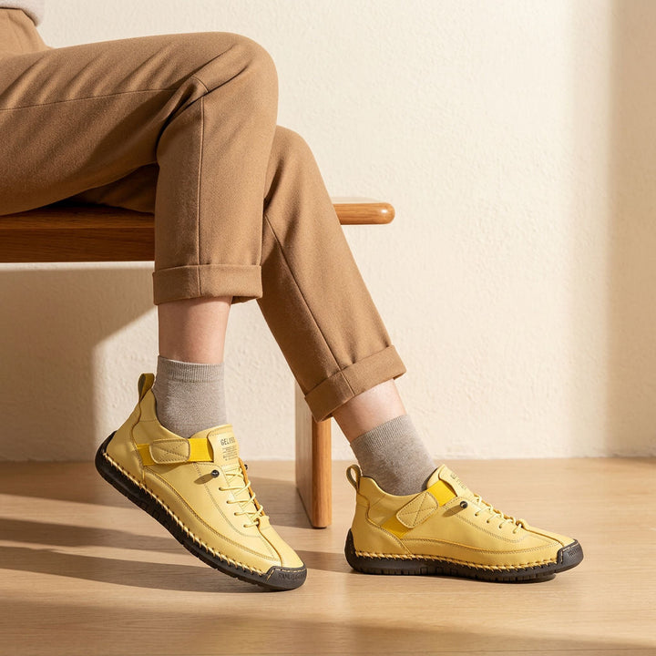 Kobieta spacerująca w damskich wsuwanych sneakersach. Lekkie buty, idealne do chodzenia i sportu.