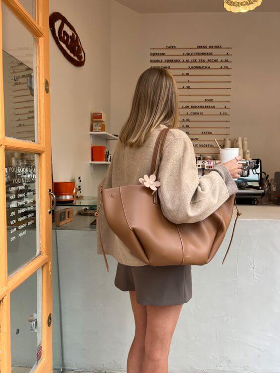 Czarna modna torba shopper damska z ekologicznej skóry. Wygodna torba tote na ramię.