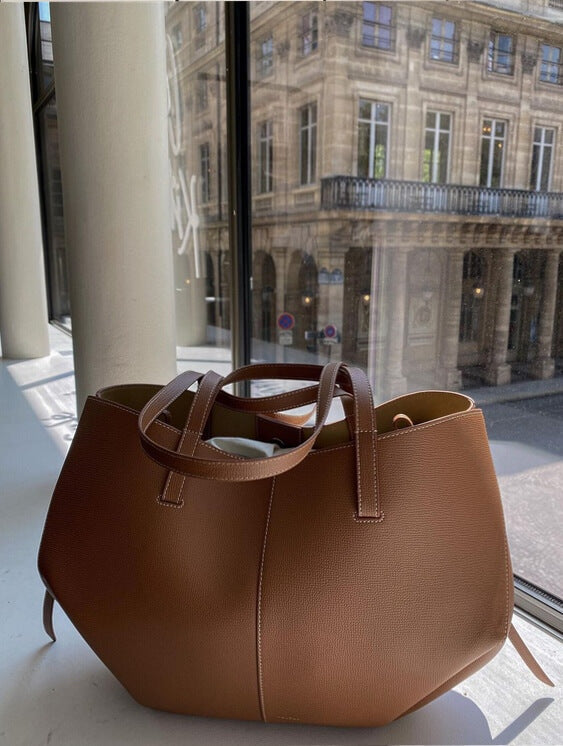 Brązowa elegancka torba damska tote ze skóry ekologicznej. Duża shopper bag na ramię.