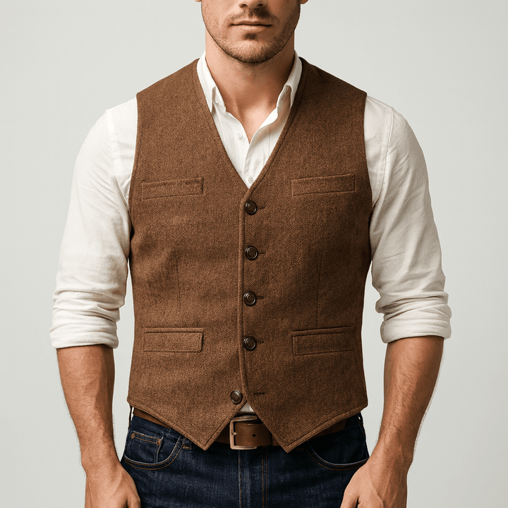 Zbliżenie na męską kamizelkę tweedową slim fit. Widoczny elegancki materiał i dopasowany krój.