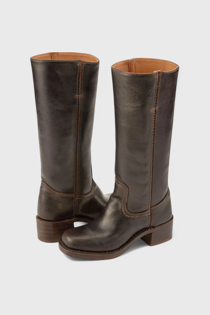 Dopasowane damskie kozaki do kolan na niskim obcasie. Eleganckie buty, idealne do sukienek i spódnic.