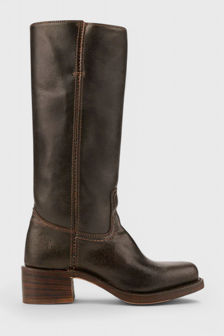 Komfortowe damskie kozaki do kolan, zapewniające ciepło. Eleganckie buty na niskim obcasie, zimowe.
