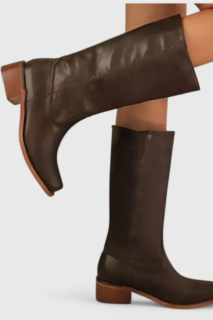 Klasyczne damskie kozaki do kolan z dopasowaną cholewką. Stylowe buty na niskim obcasie.