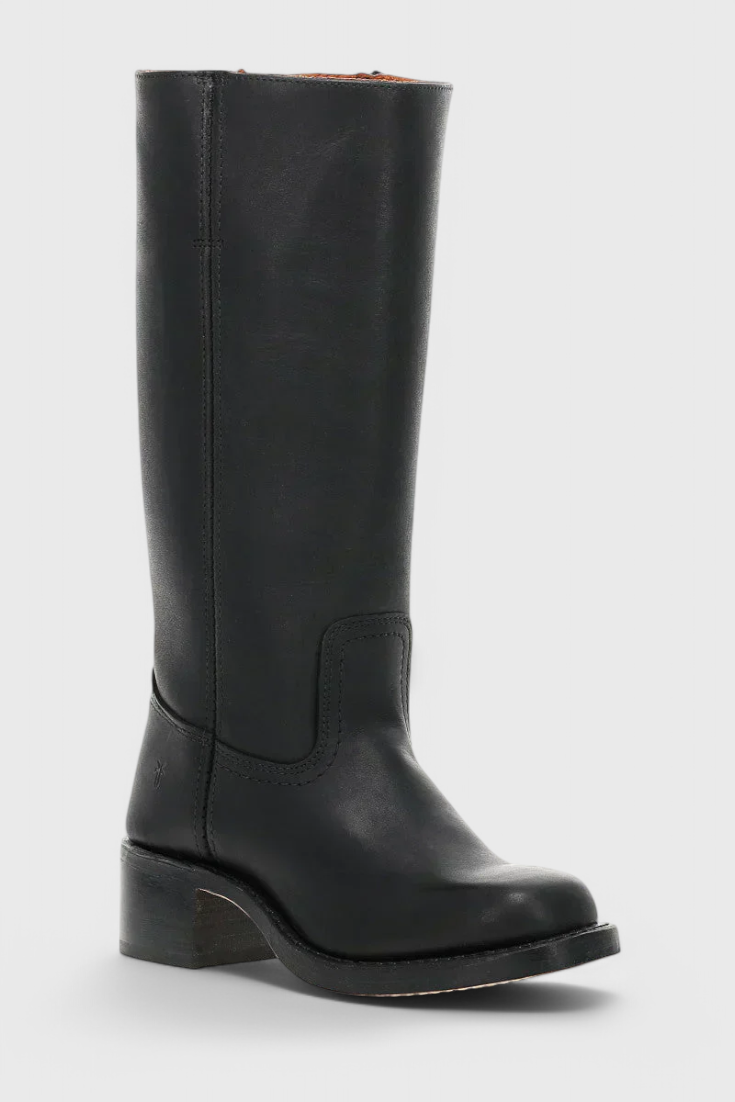 Cholewka damskich kozaków do kolan. Elegancka i dopasowana, buty na niskim obcasie.