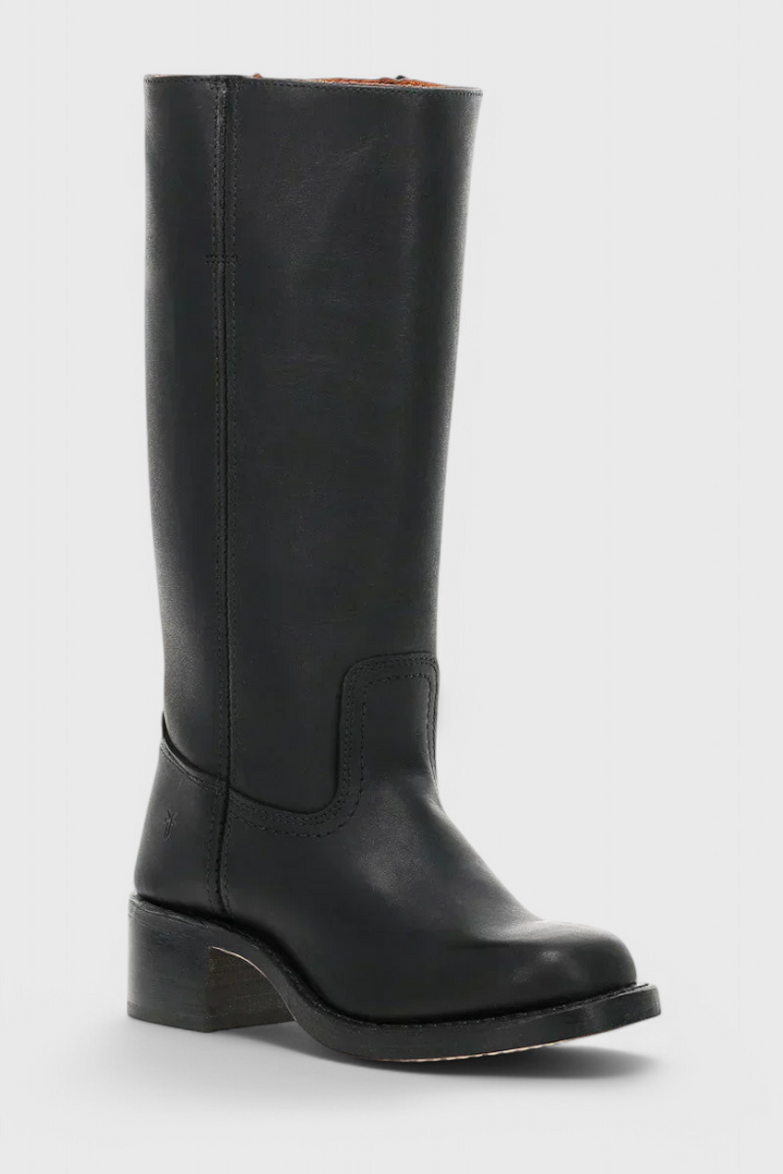 Cholewka damskich kozaków do kolan. Elegancka i dopasowana, buty na niskim obcasie.