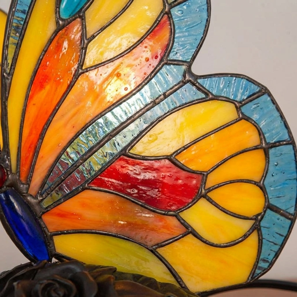 Nastrojowa lampa stołowa LED z motywem witrażowego motyla. Oświetlenie dekoracyjne w stylu art deco.