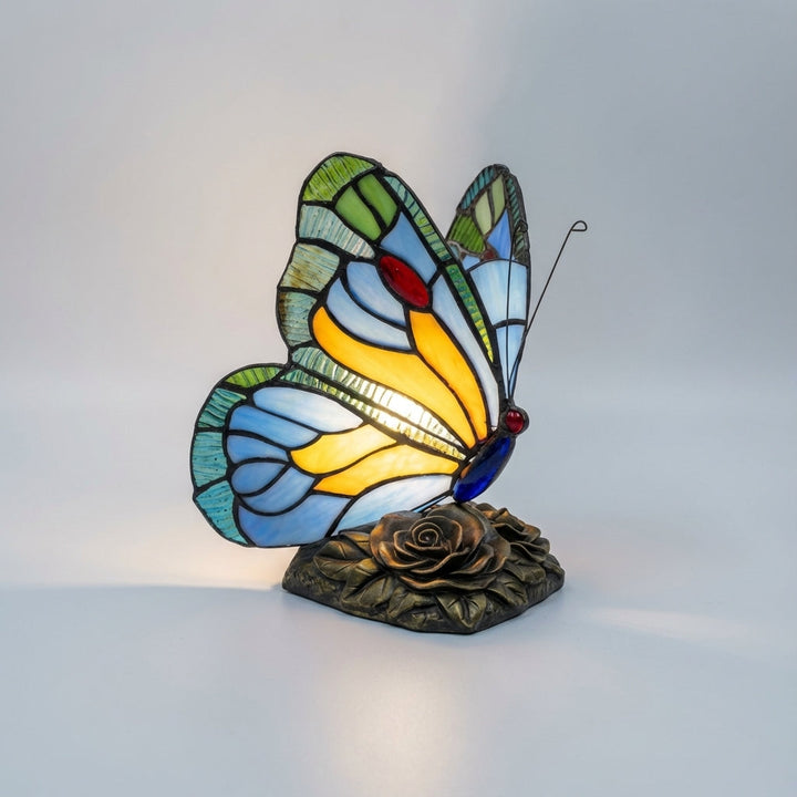Barwna lampa stołowa witraż motyl. Oświetlenie LED retro, nastrojowe światło art deco do wnętrz.