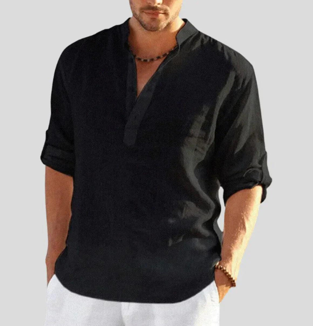 Mężczyzna w modnej lnianej koszuli slim fit. Elegancka i wygodna koszula męska na letnie wyjścia.