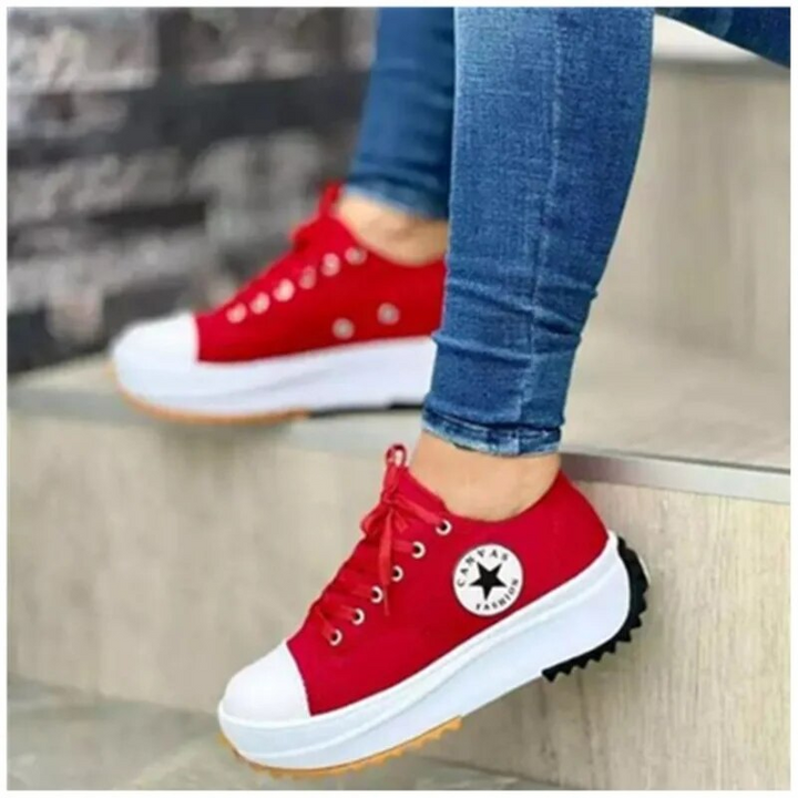 Modne damskie sneakersy na platformie, detal na sznurówki i logo. Obuwie sportowe z odrobiną elegancji.