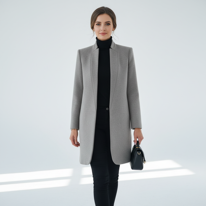 Elegancki płaszcz damski z kołnierzem stojącym. Modna odzież na chłodne dni. Długi rękaw, styl casual.