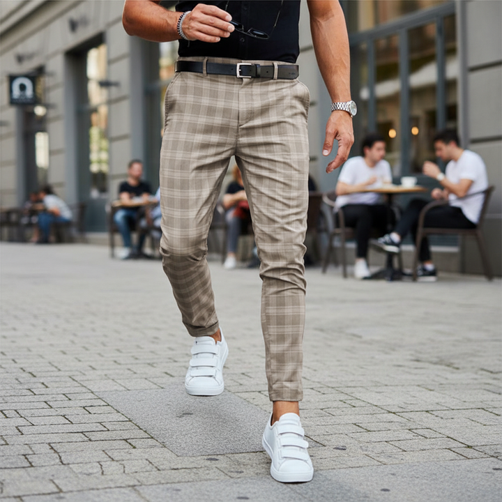 Męskie spodnie chino slim fit w paski. Klasyczne, casualowe spodnie idealne do modnych jesiennych stylizacji.