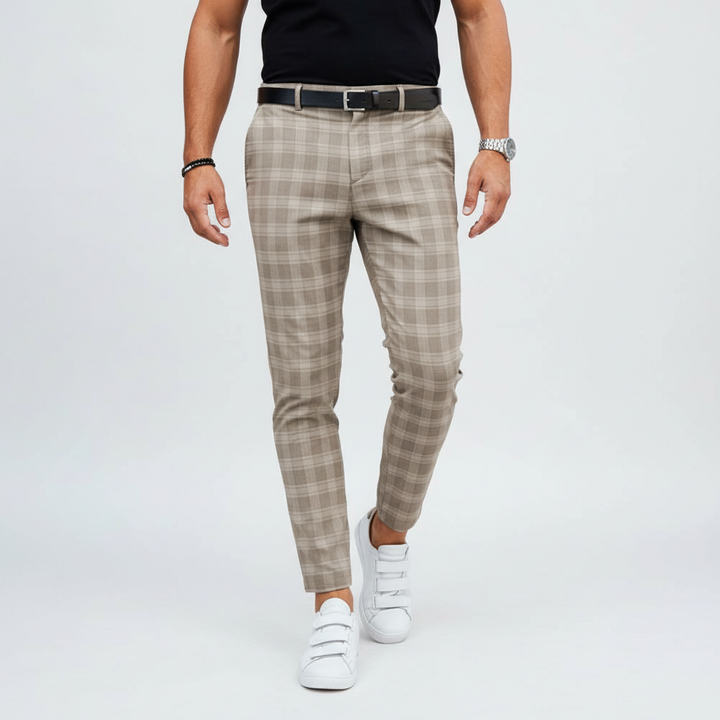 Eleganckie męskie spodnie chino w drobne paski, fason slim fit. Modne i wygodne na co dzień.