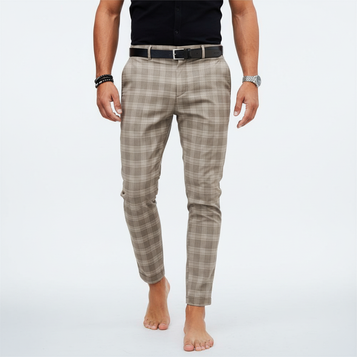Mężczyzna w modnych męskich spodniach chino slim fit w paski. Stylowy casualowy look na jesień.