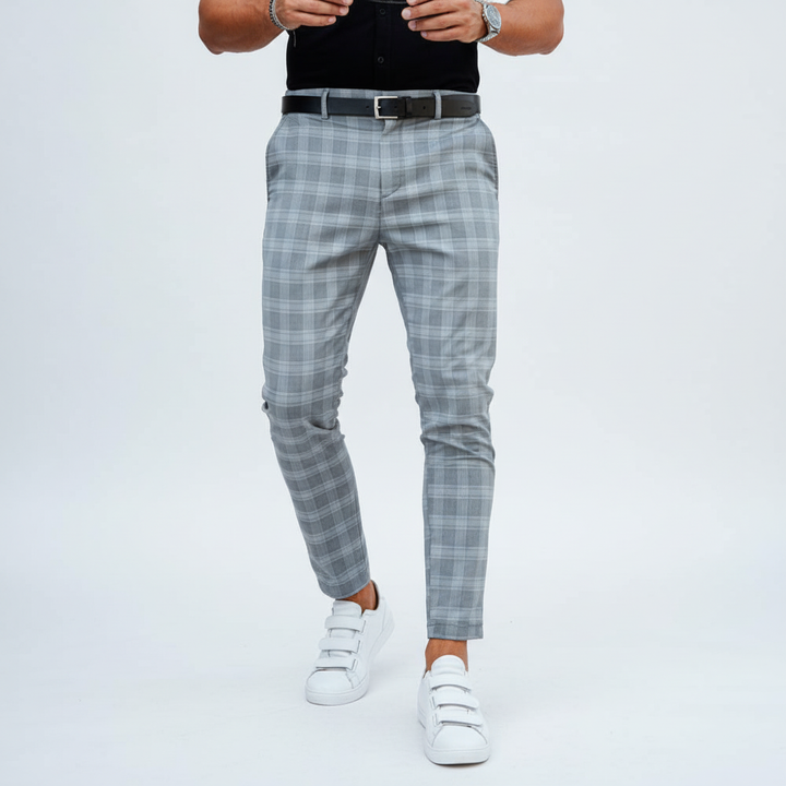 Wysokiej jakości męskie spodnie chino w paski, fason slim fit. Idealne na casualowe i eleganckie okazje.