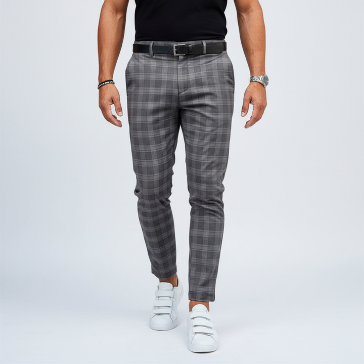 Stylowe męskie spodnie chino slim fit w paski. Wygodne i modne, pasują do wielu casualowych zestawów.