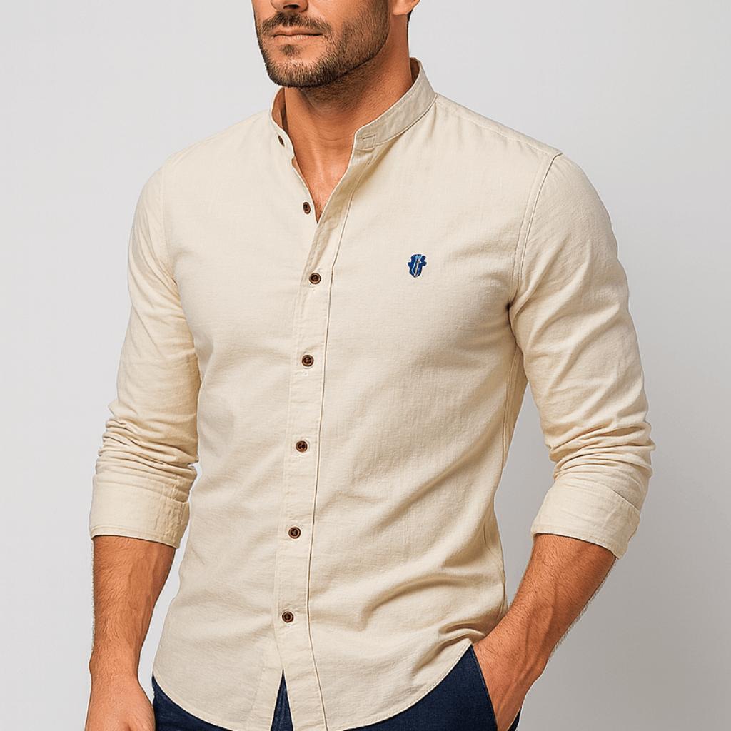 Mężczyzna w dopasowanej koszuli z długim rękawem. Elegancka stylizacja biznesowa lub smart casual.