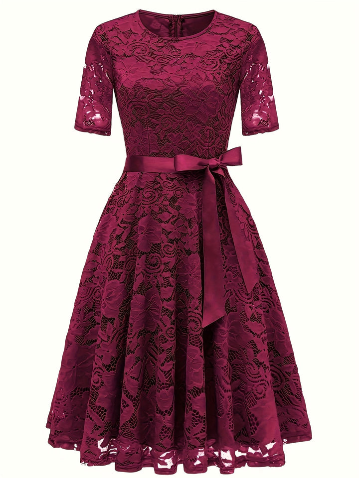 Bordowa damska sukienka midi ażurowa, kwiatowa, z wiązanym paskiem. Elegancka, idealna na lato.