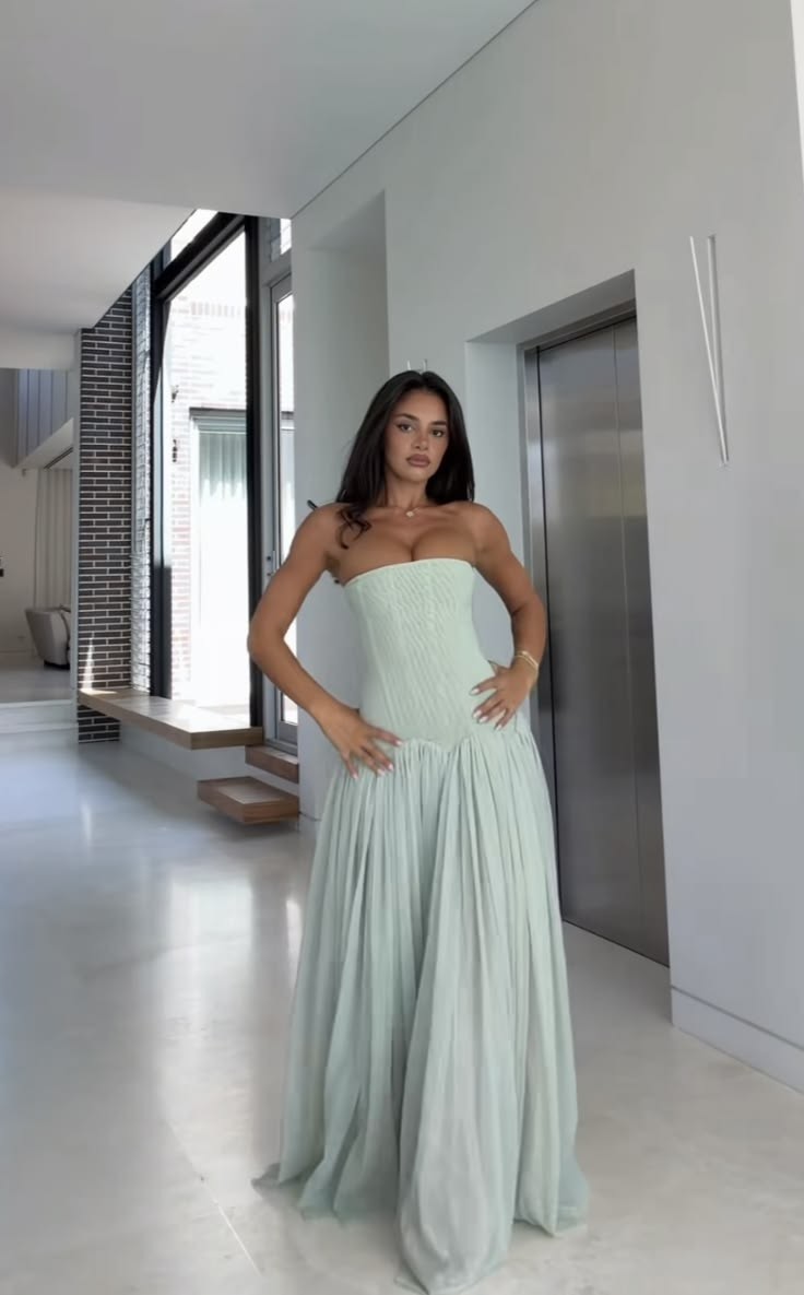 Elegancka sukienka maxi na wesele lub uroczystość. Damska suknia bez ramiączek z plisowanym dołem.