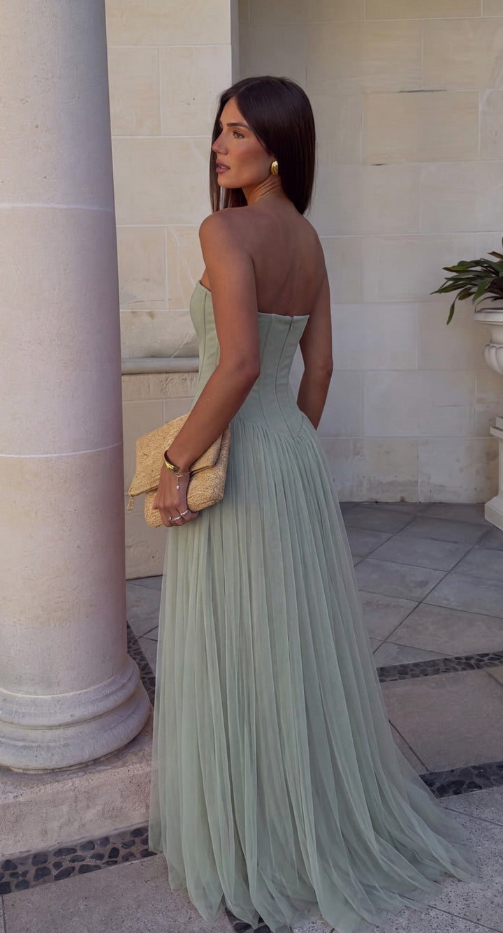 Miętowa damska sukienka maxi. Bez ramiączek, plisowana, idealna na wesele lub eleganckie przyjęcie wieczorowe.