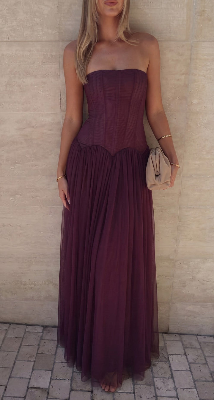Wieczorowa suknia damska maxi, bez ramiączek, z plisowanym dołem. Perfekcyjna na eleganckie wesele.