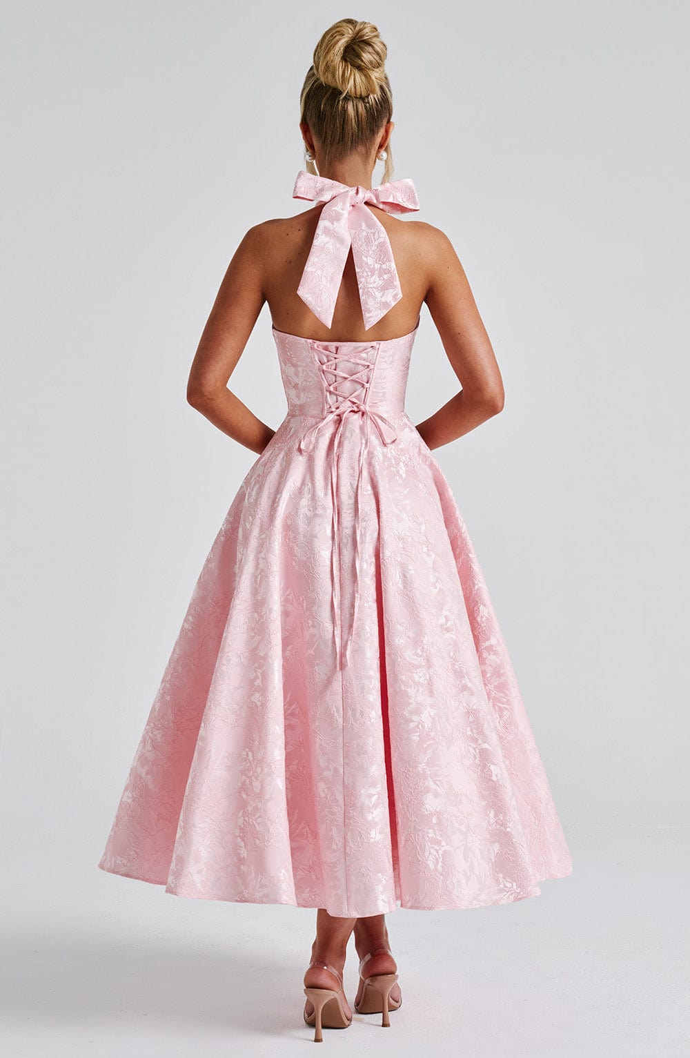 Wyjściowa sukienka midi "Bryza" z delikatnym kwiatowym wzorem. Idealna na przyjęcia i letnie imprezy.