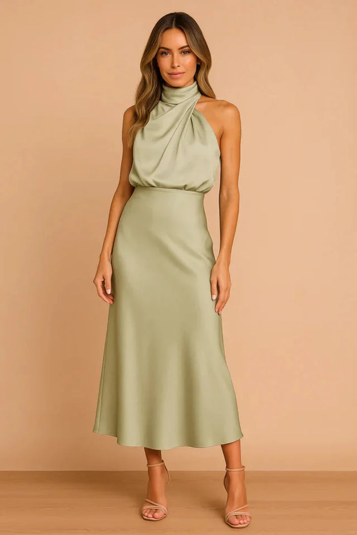 Długa sukienka wieczorowa z dekoltem halter, widok z tyłu. Elegancka moda damska na uroczystość.