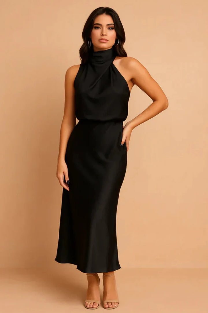 Pełny widok damskiej sukni wieczorowej maxi. Dekolt halter i elegancki fason podkreślający sylwetkę.