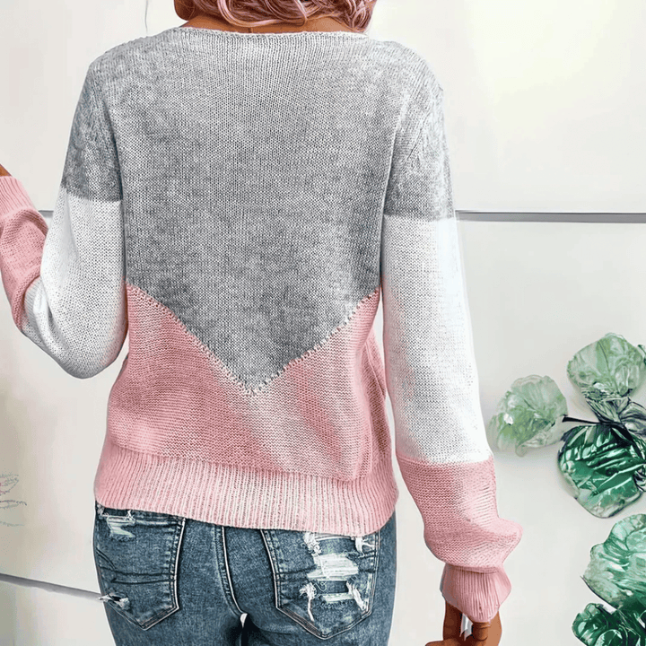 Komfortowy różowy sweter damski z ażurowym dekoltem. Luźny fason, modny styl casual na wiosnę/jesień.