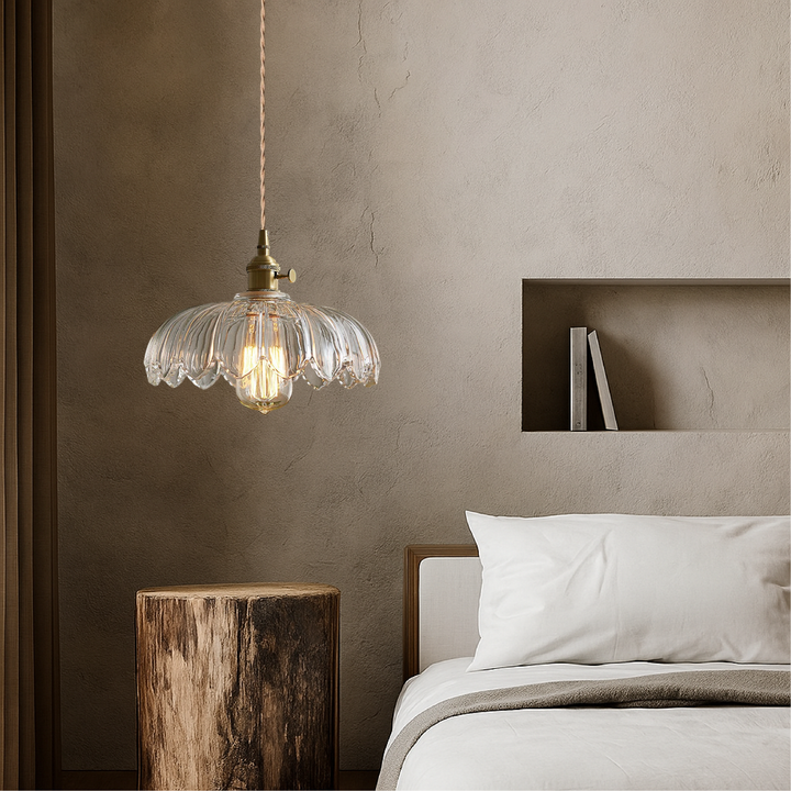 Vintage-nowoczesna lampa wisząca szklana z delikatnymi kwiatami. Stylowe oświetlenie do jadalni.