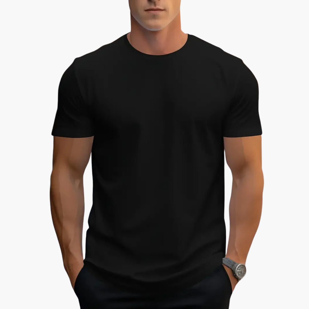 Męski T-shirt slim fit na modelu, podkreślający sylwetkę. Streetwearowy styl, krótki rękaw na lato.